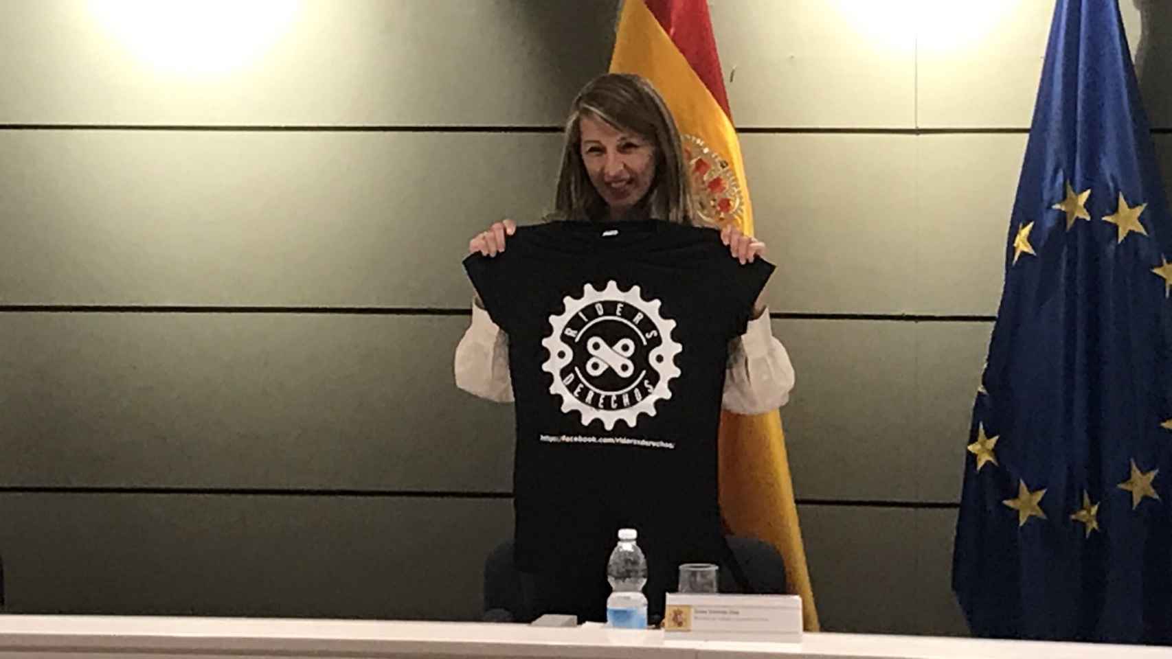 Yolanda Díaz posa con la camiseta de Riders x derechos.