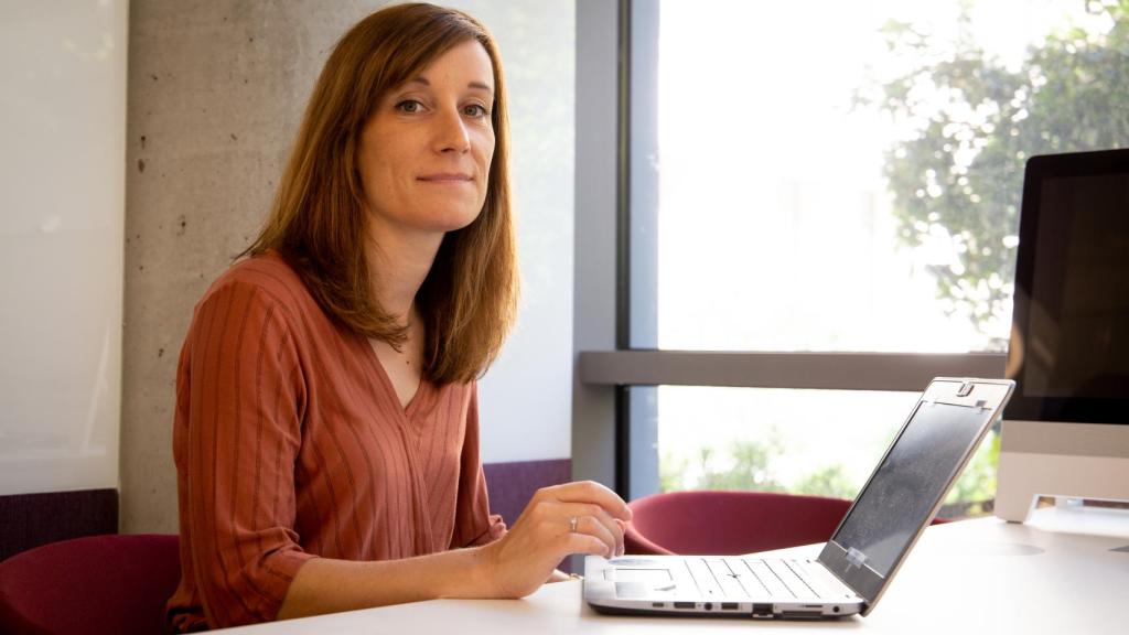 Marie Mulot, con su portátil en la sede de Amazon.