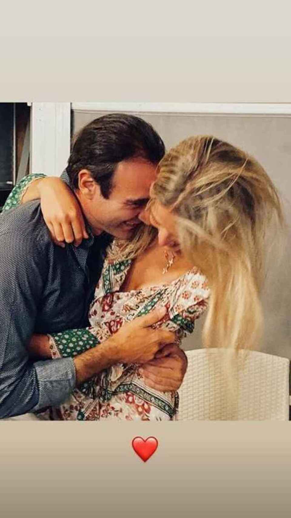 La imagen de Enrique y Ana abrazándose.