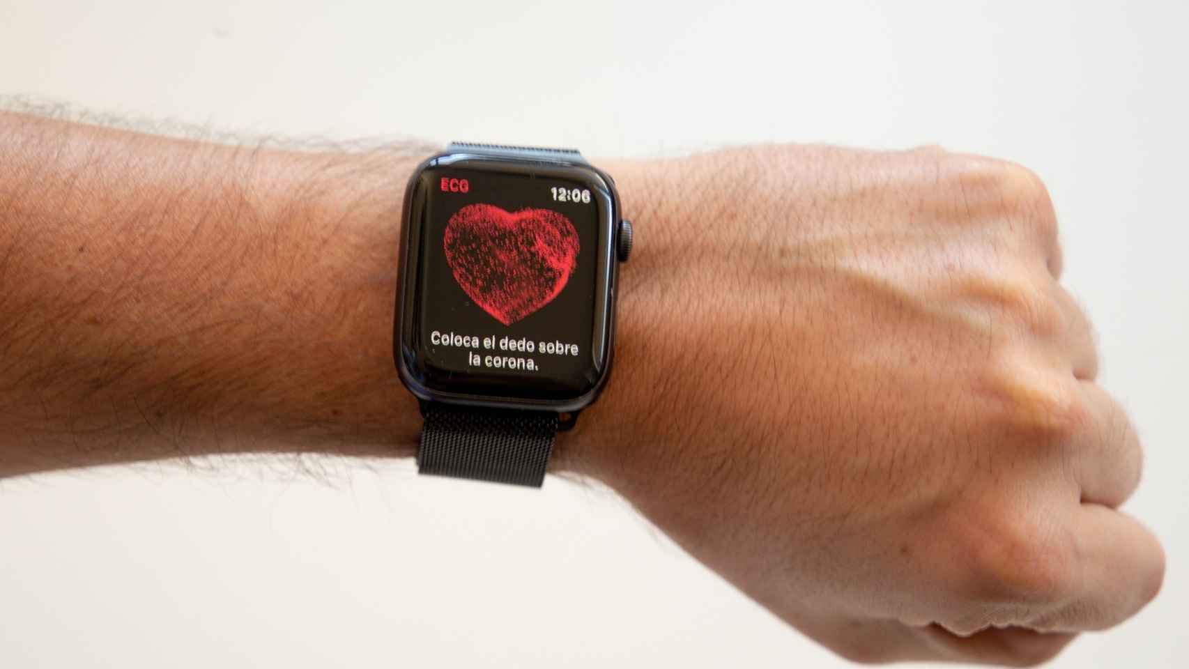 Tubería Conjugado Perfecto Un Apple Watch salva la vida a una mujer: avisó cuando le estaba dando un  infarto