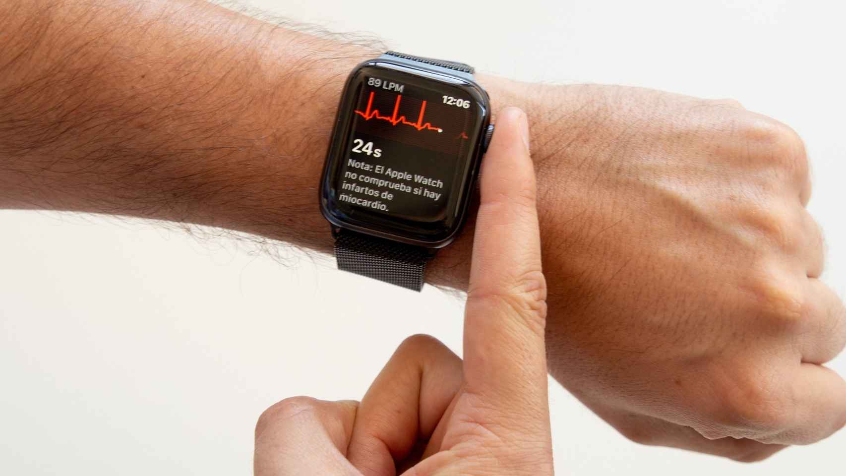 Apple Watch haciendo un electrocardiograma
