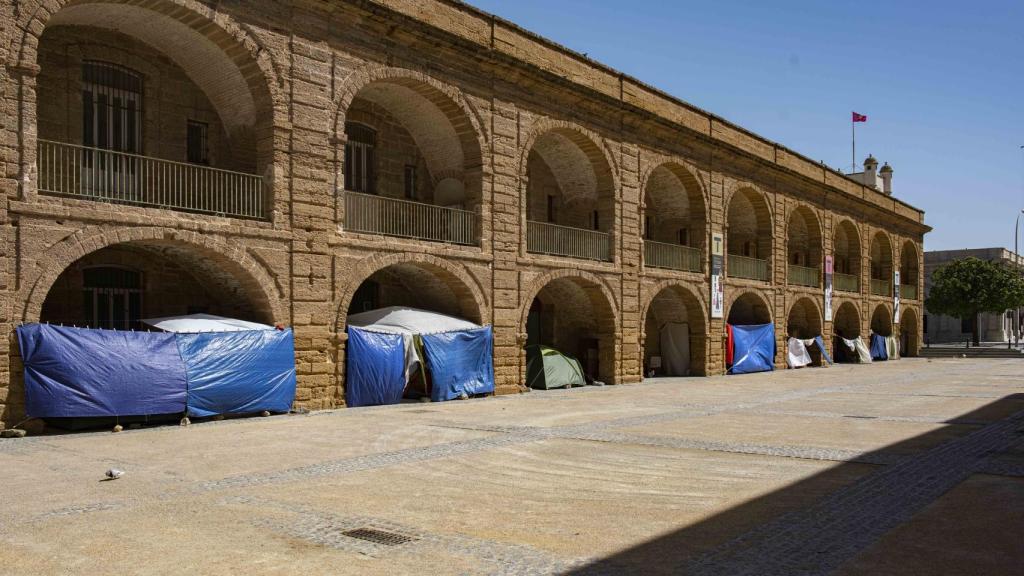 Espacio a la espalda de la Audiencia Provincial de Cádiz en el que se han instalado once 'sintecho'.
