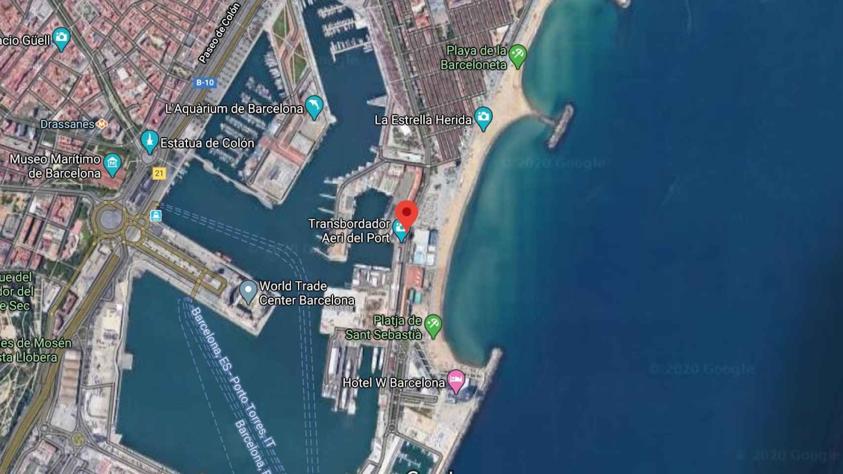 La ubicación de la vivienda okupada, a escasos metros del mar.