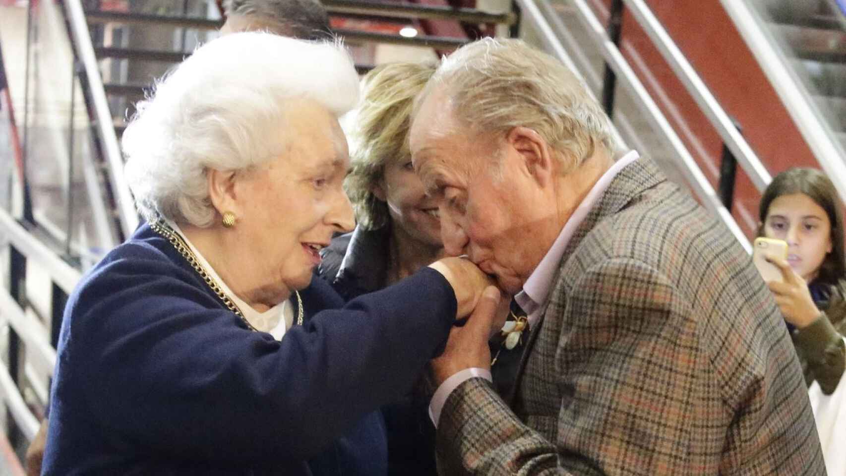 Juan Carlos I, besando las manos de Pilar de Borbón, su hermana, amiga y confidente.