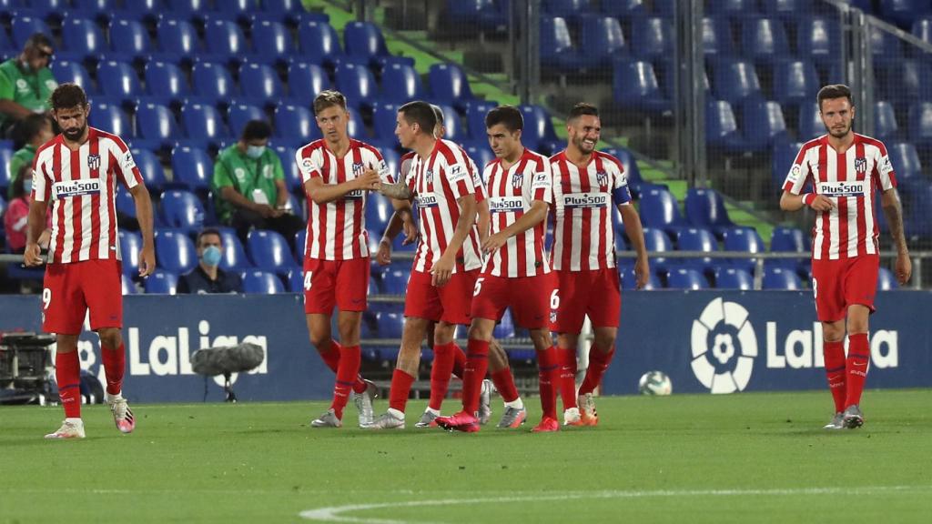 Los jugadores del Atlético celebran su triunfo en el Coliseum ante el Getafe