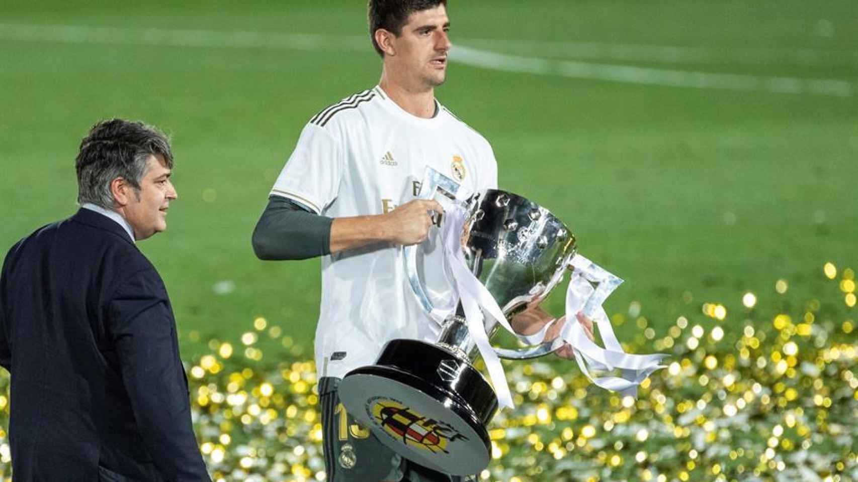 Thibaut Courtois, con la copa de La Liga del Real Madrid