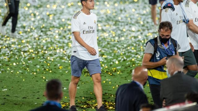 James Rodriguez al término de la fiesta sobre el césped del Di Stéfano