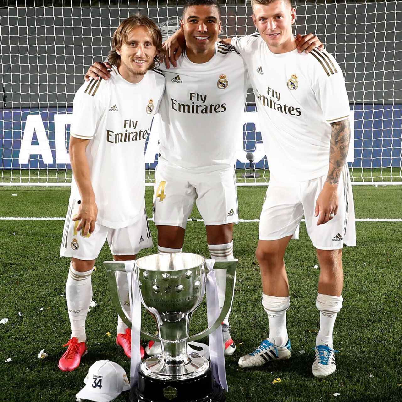 Kroos, Modric y Casemiro con el título de Liga número 34