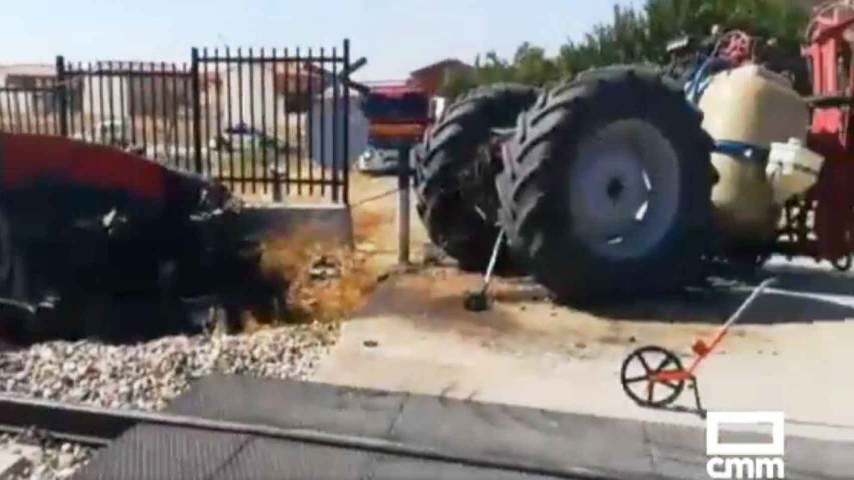 Así ha quedado el tractor tres ser arrollado por el tren (Foto: Captura de vídeo de CMMedia en Twitter)