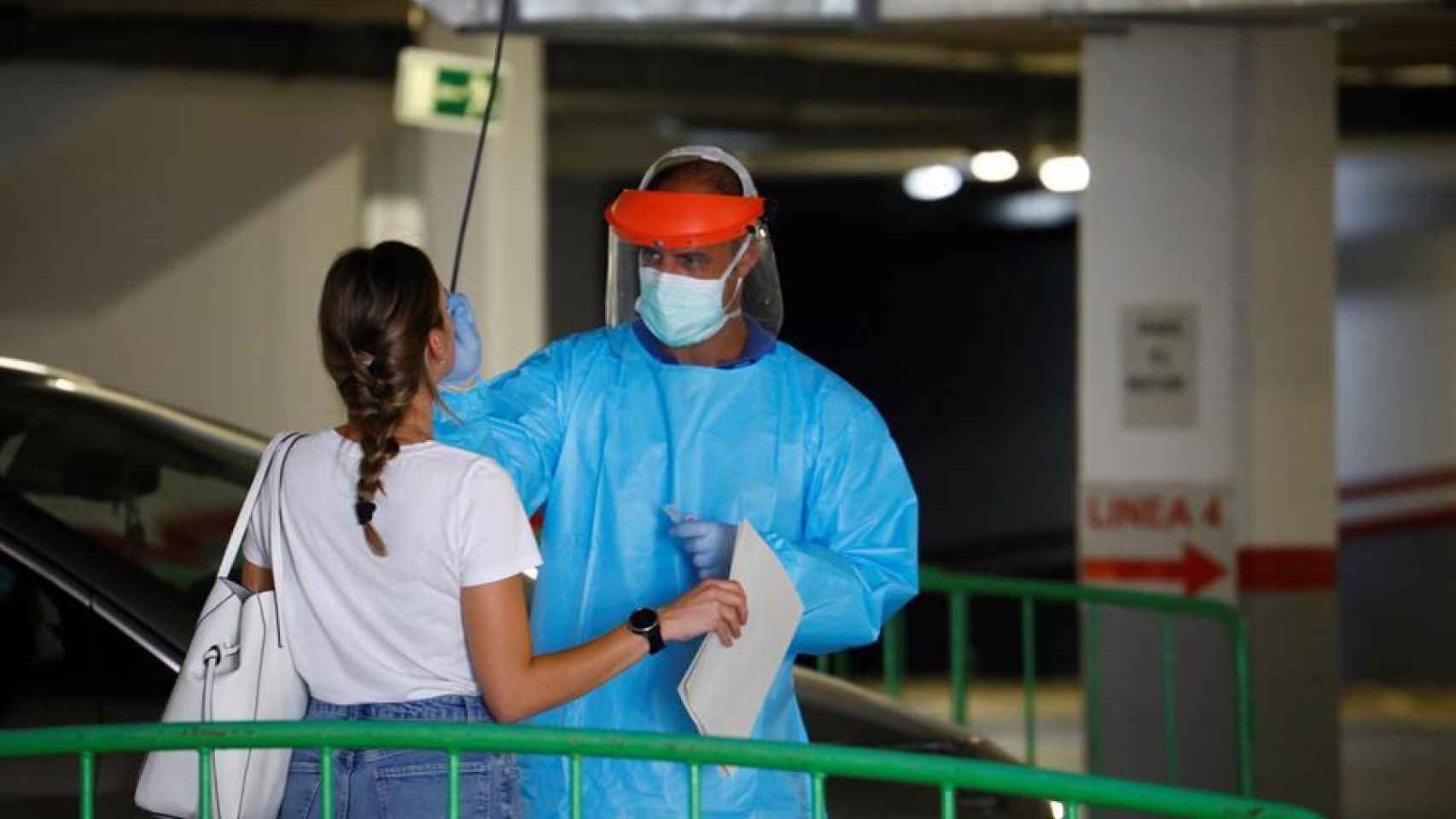 Personal sanitario hace la prueba PCR a una joven que asistió a la fiesta celebrada en Córdoba.