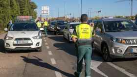 Agentes de la Guardia Civil informan en las carreteras de Zaragoza para evitar la salida de ciudadanos.