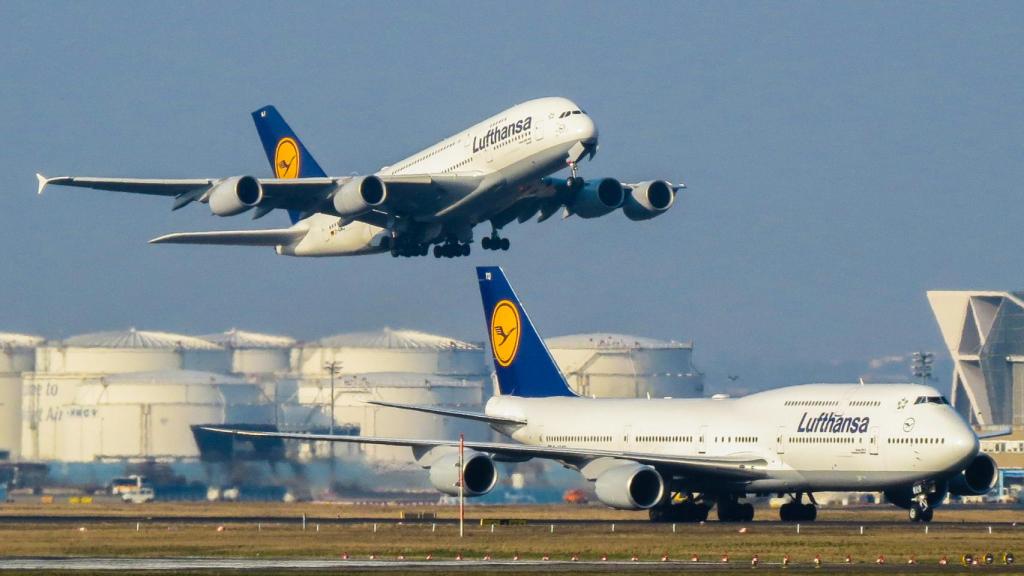 Un Airbus A380 despega sobre un Boeing 747.