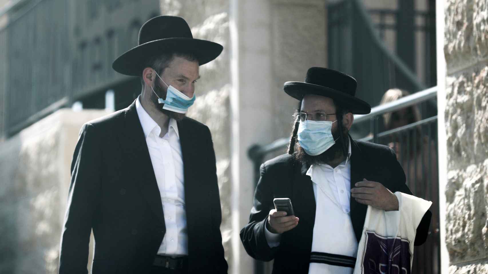 Judíos ultraortodoxos con mascarillas en Jerusalén.