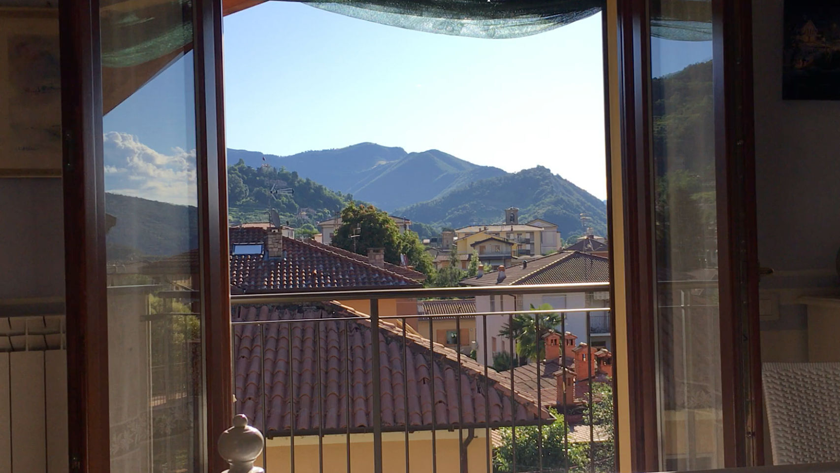 Vista desde una ventana en Italia.