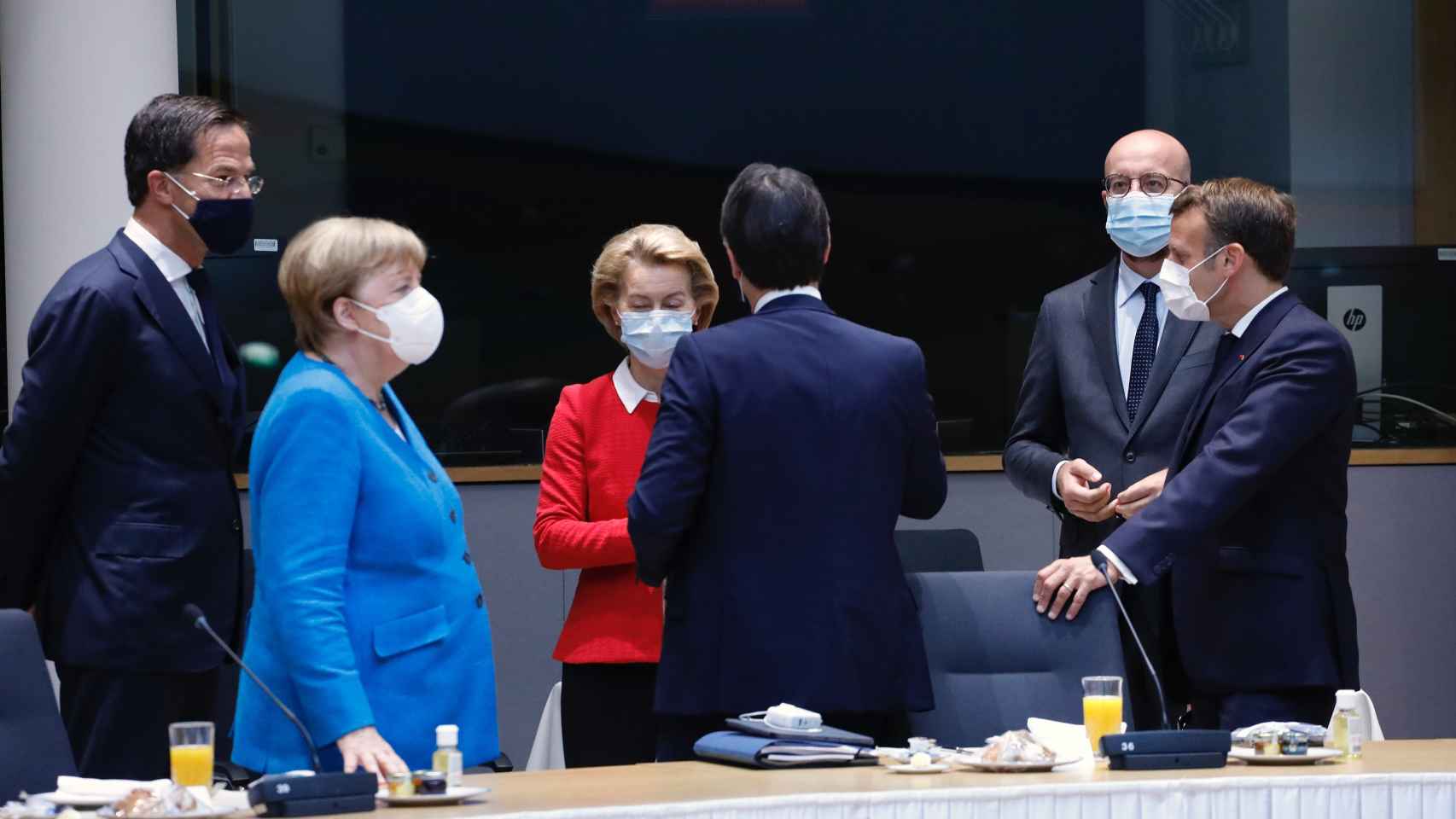 Mark Rutte, Angela Merkel, Giuseppe Conte, Charles Michel y Emmanuel Macron, el segundo día de la cumbre de la UE