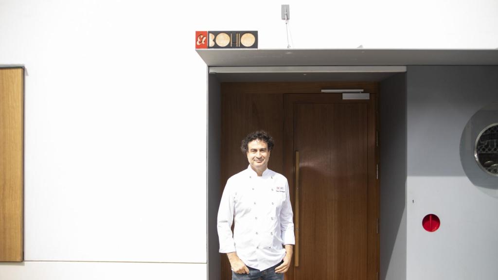Pepe Rodríguez, en la puerta de su restaurante, el Bohío.