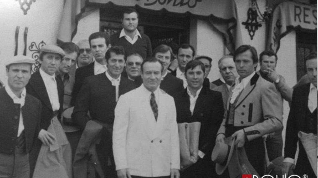El padre de Pepe junto a los toreros Andrés Vázquez y Curro Vázquez.