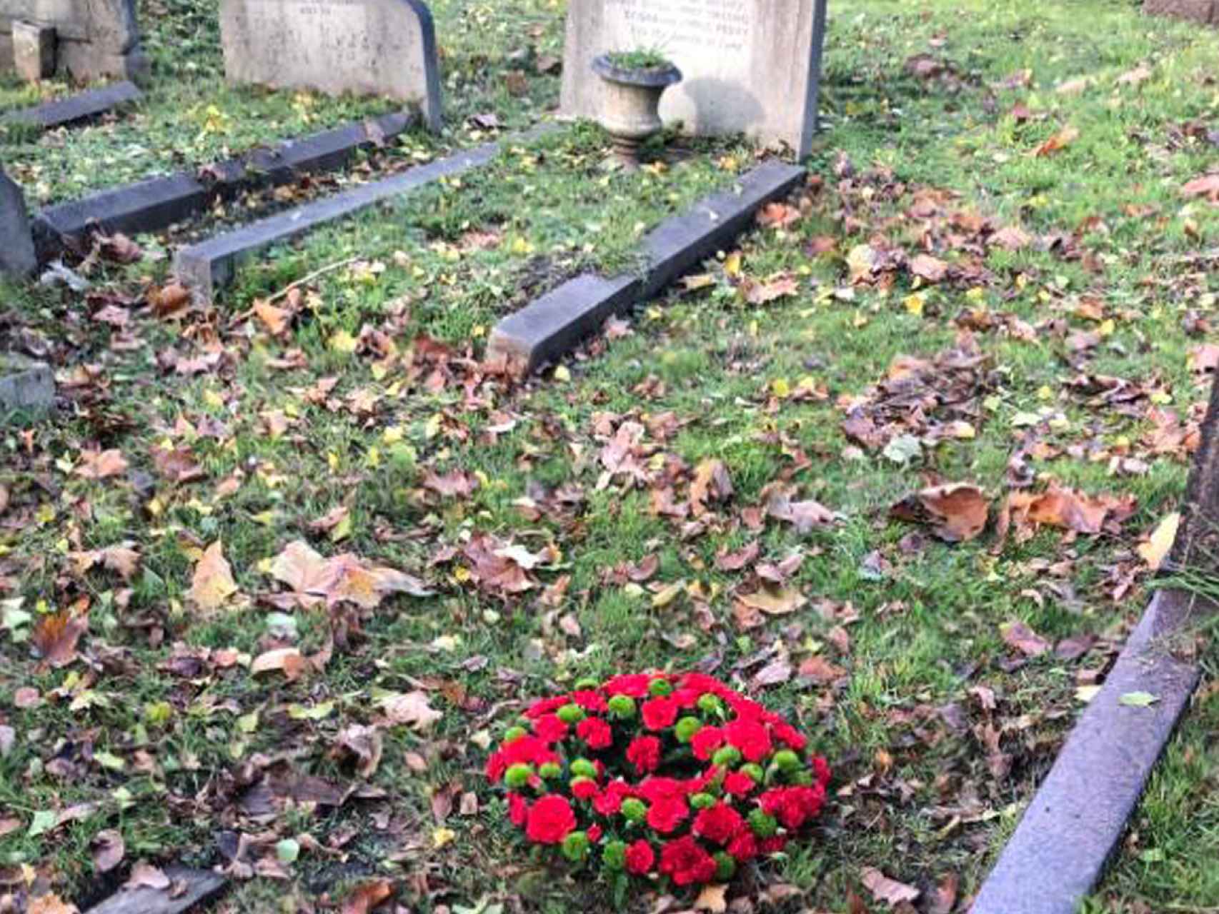 Tumba sin lápida de Chaves Nogal en el cementerio de North Sheen (Londres).
