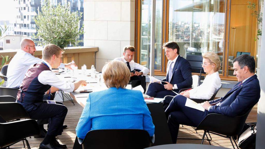 Pedro Sánchez y Giuseppe Conte, durante su reunión este sábado con el directorio de la UE.