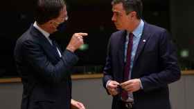 Pedro Sánchez y Mark Rutte, en la cumbre de julio en la que se aprobó el 'freno de emergencia'