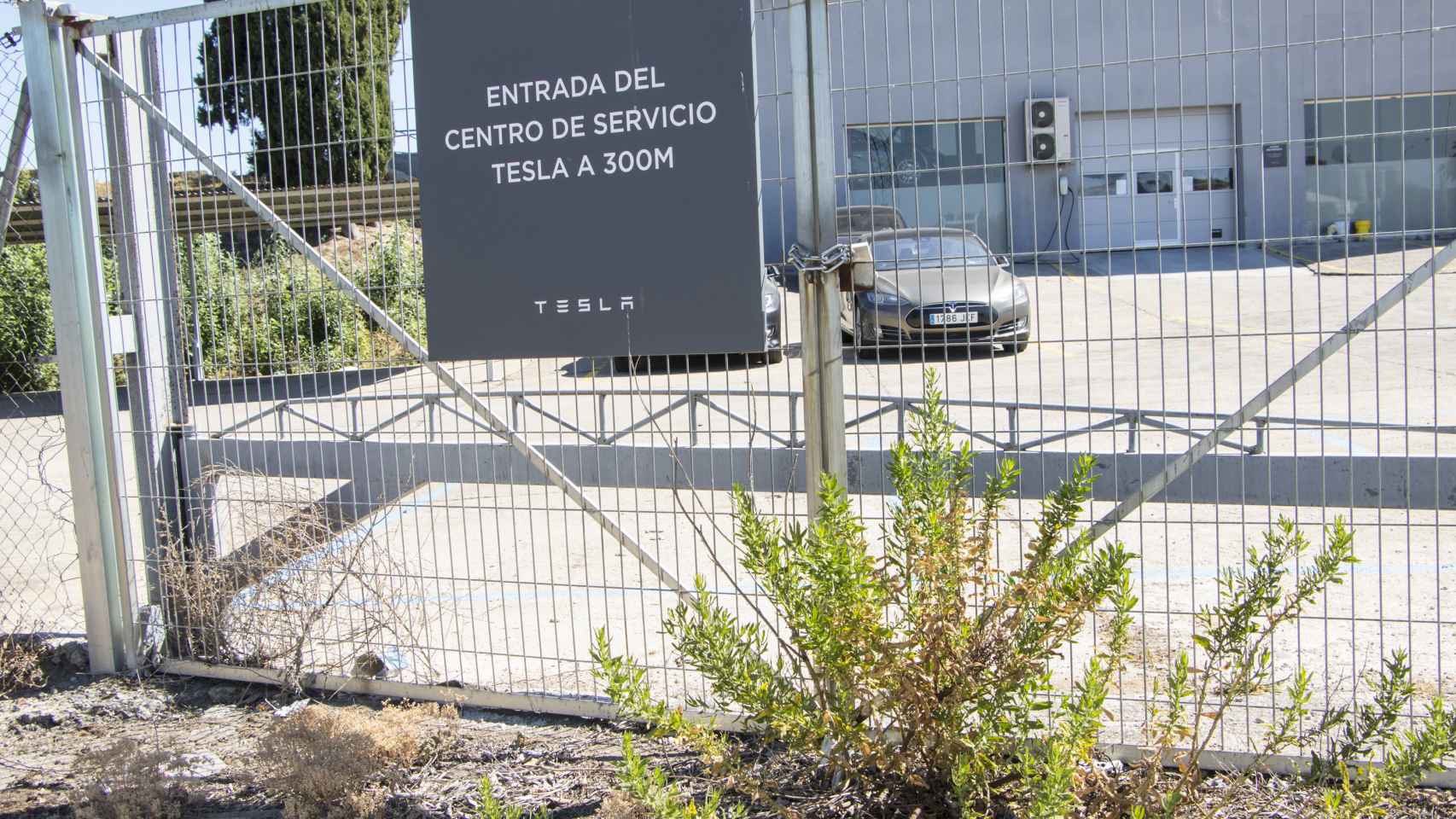 Puerta cerrada en el centro de Tesla de Getafe (Madrid).