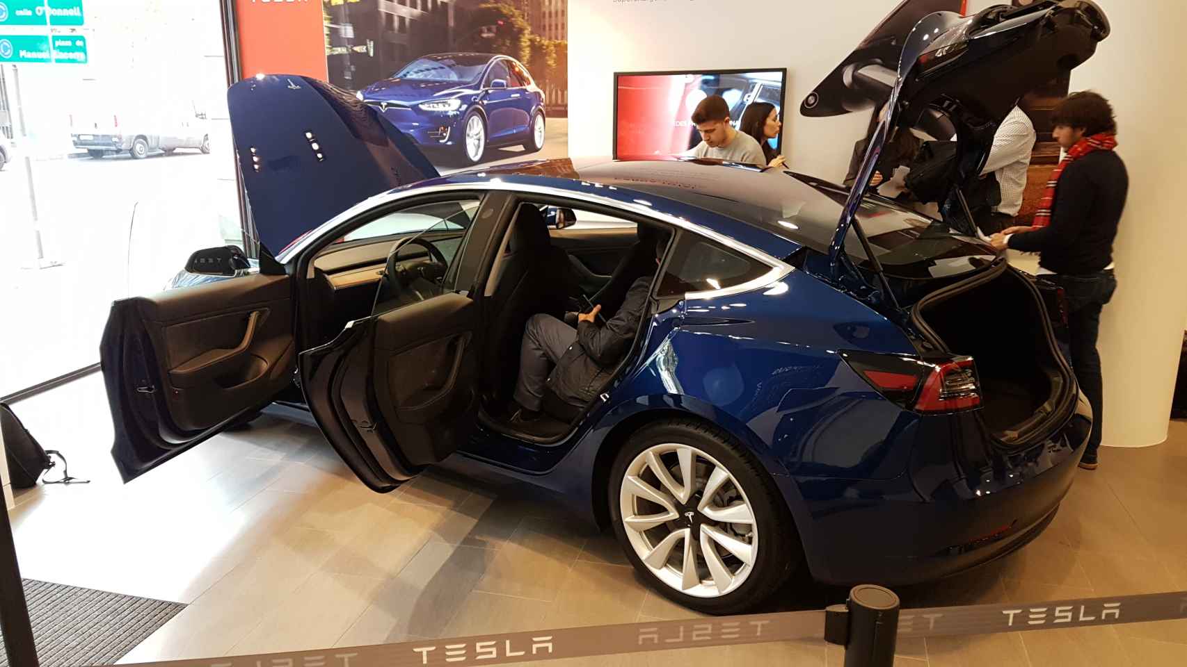Un Tesla Model 3 en la tienda de Madrid.