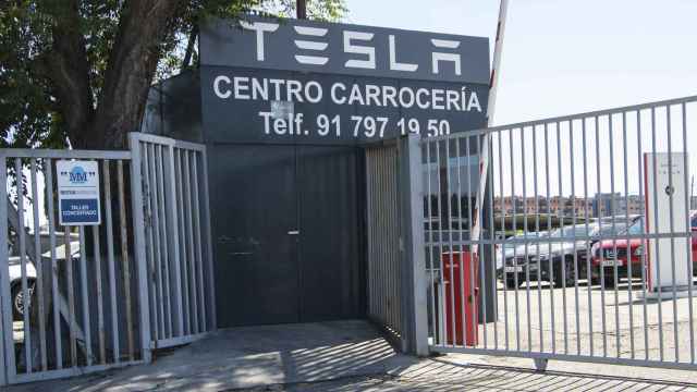 Entrada al centro de servicio Tesla en Getafe.
