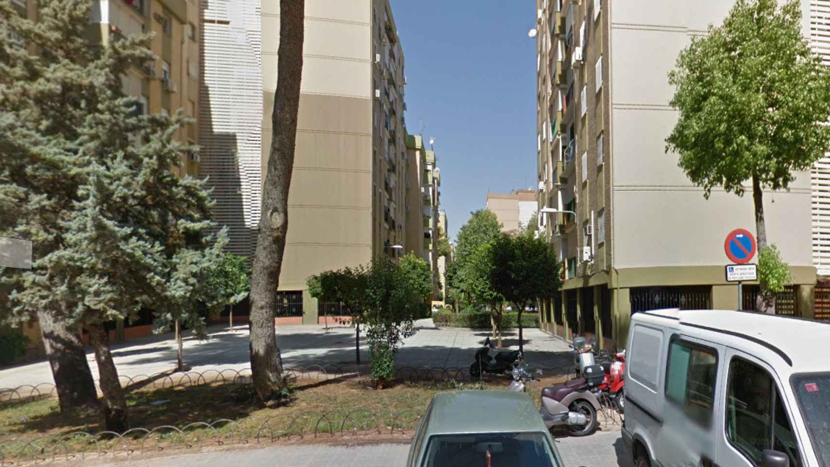 El barrio peatonal, en la calle Carroceros, en Sevilla, donde fueron hallados lo cadáveres.