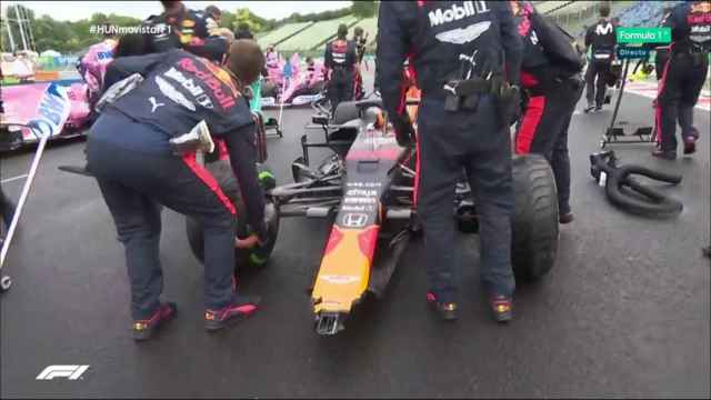 Verstappen, con el alerón dañado antes de empezar el Gran Premio de Hungría