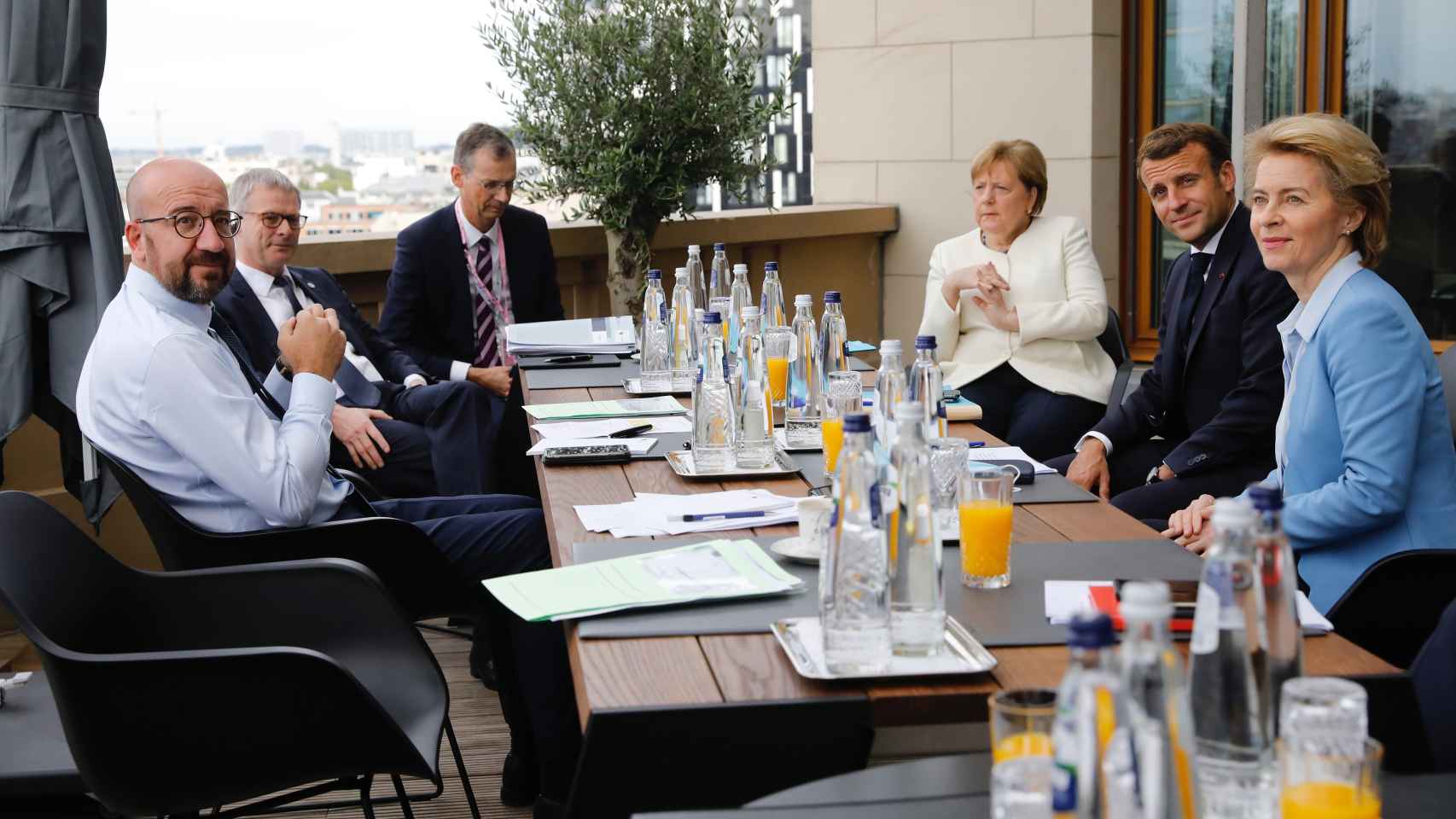 El equipo arbitral: Angela Merkel, Emmanuel Macron, Charles Michel y Ursula von der Leyen.