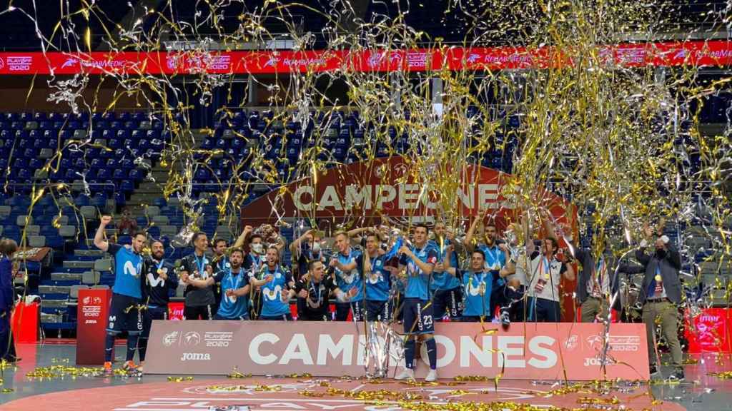 El Inter Movistar celebra el título de Liga, con Ricardinho a la izquierda del todo
