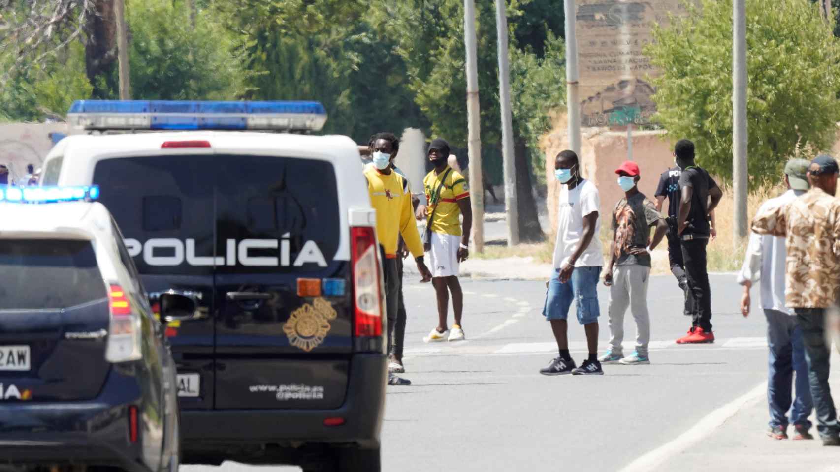Coches de la Policía Nacional acuden a controlar la situación en Albacete.