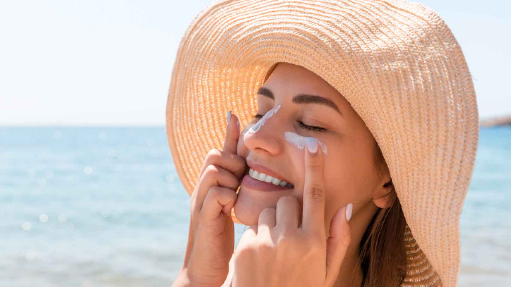 Es importante aplicar crema solar para evitar la aparición de manchas en la piel.