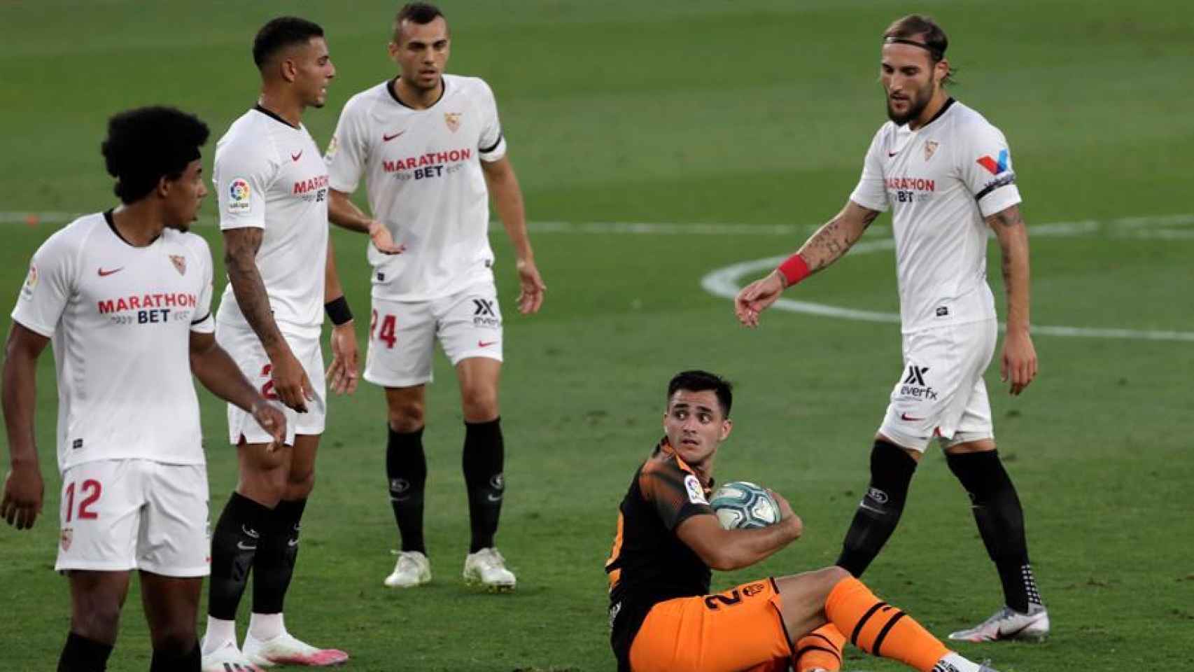 Los jugadores del Sevilla rodean a Maxi Gómez, del Valencia