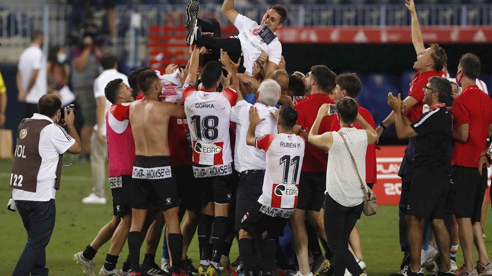 La plantilla del Logroñés celebra el ascenso a Segunda División