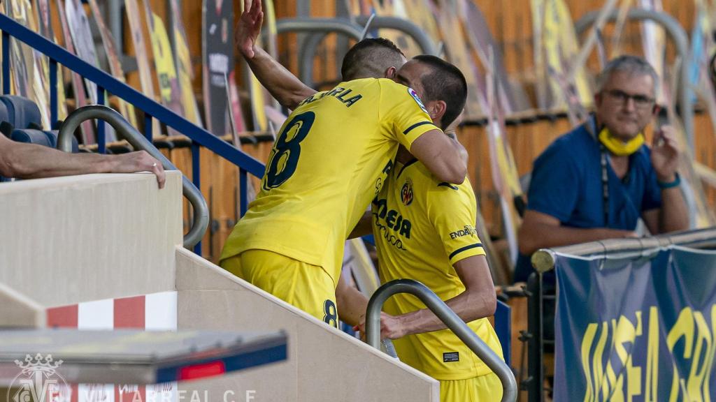 Abrazo de Bruno Soriano y Santi Cazorla en su último partido con el Villarreal