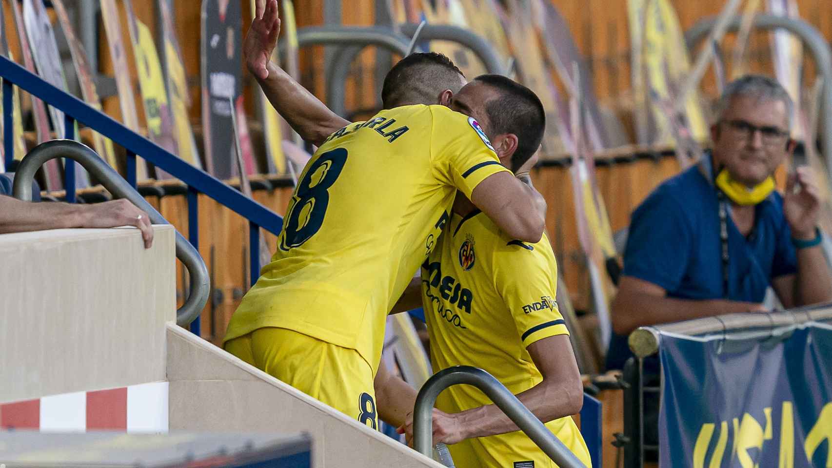Abrazo de Bruno Soriano y Santi Cazorla en su último partido con el Villarreal