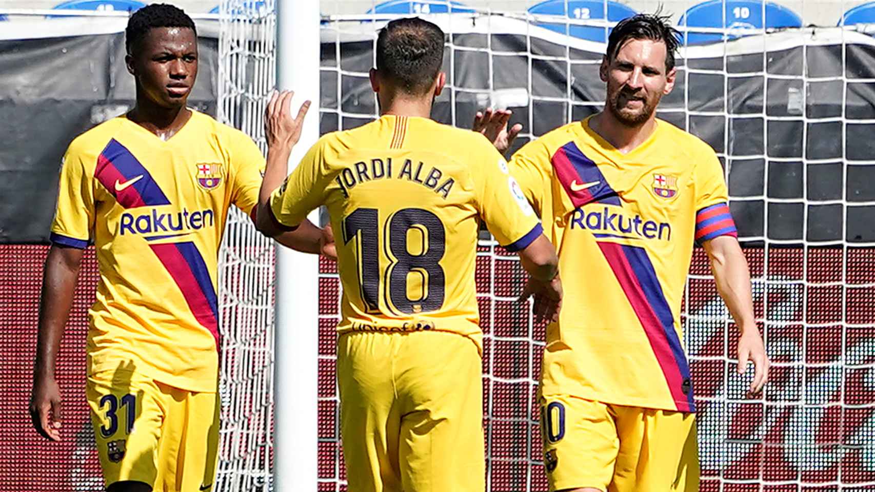 Messi junto a Jordi Alba y Semedo celebrando un gol del Barcelona al Alavés