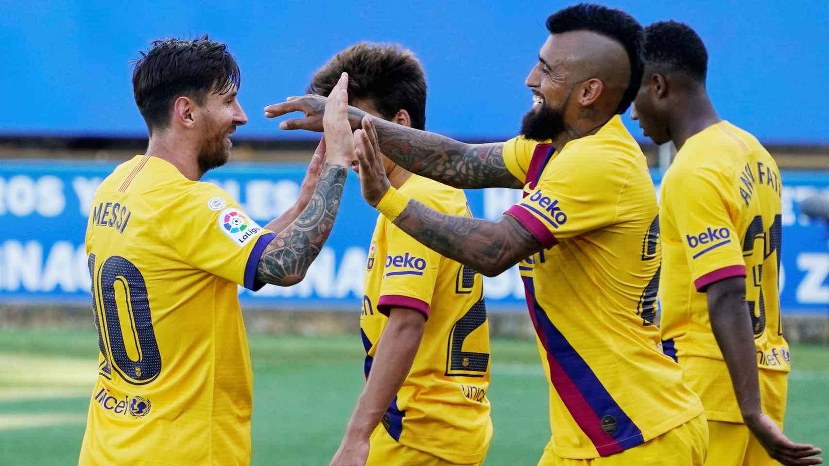Leo Messi celebra con Arturo Vidal su gol en el Alavés - Barcelona de La Liga