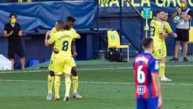 Santi Cazorla celebra con Anguissa uno de los goles del Villarreal ante el Eibar en La Liga