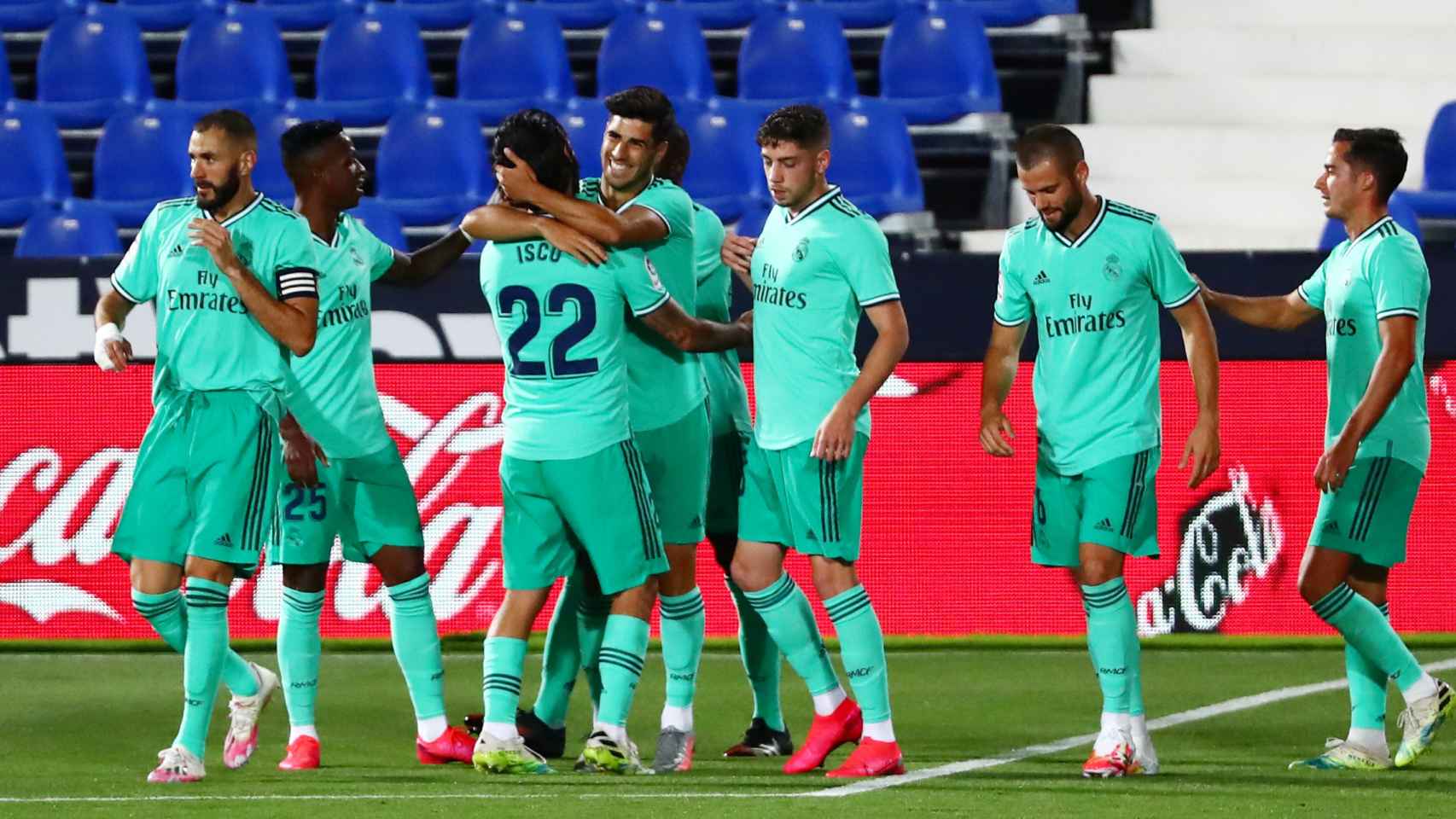 Los jugadores del Real Madrid felicitan a Asensio por su gol al Leganés