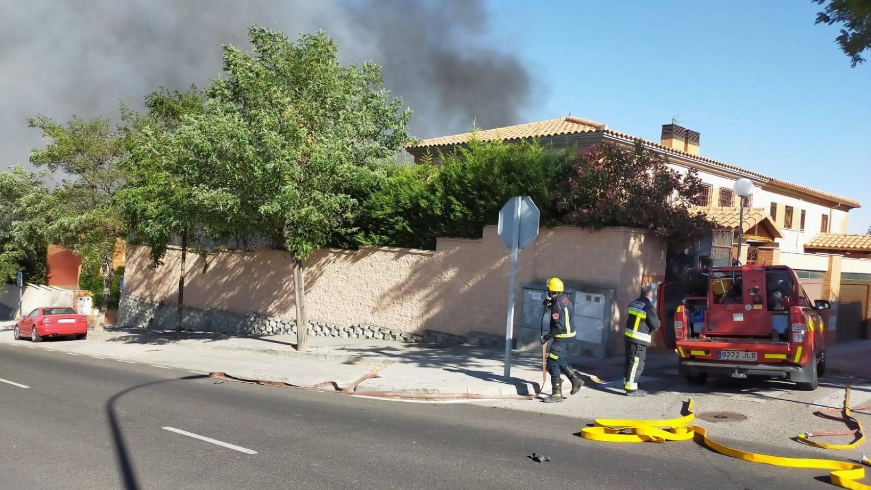 Aparatoso incendio en una casa de la urbanización de