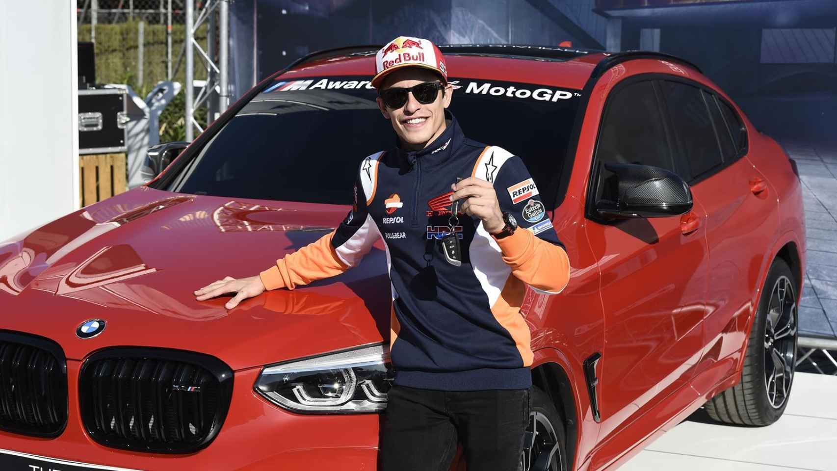 Marc Márquez con el último coche ganado por los premios convocados por BMW.