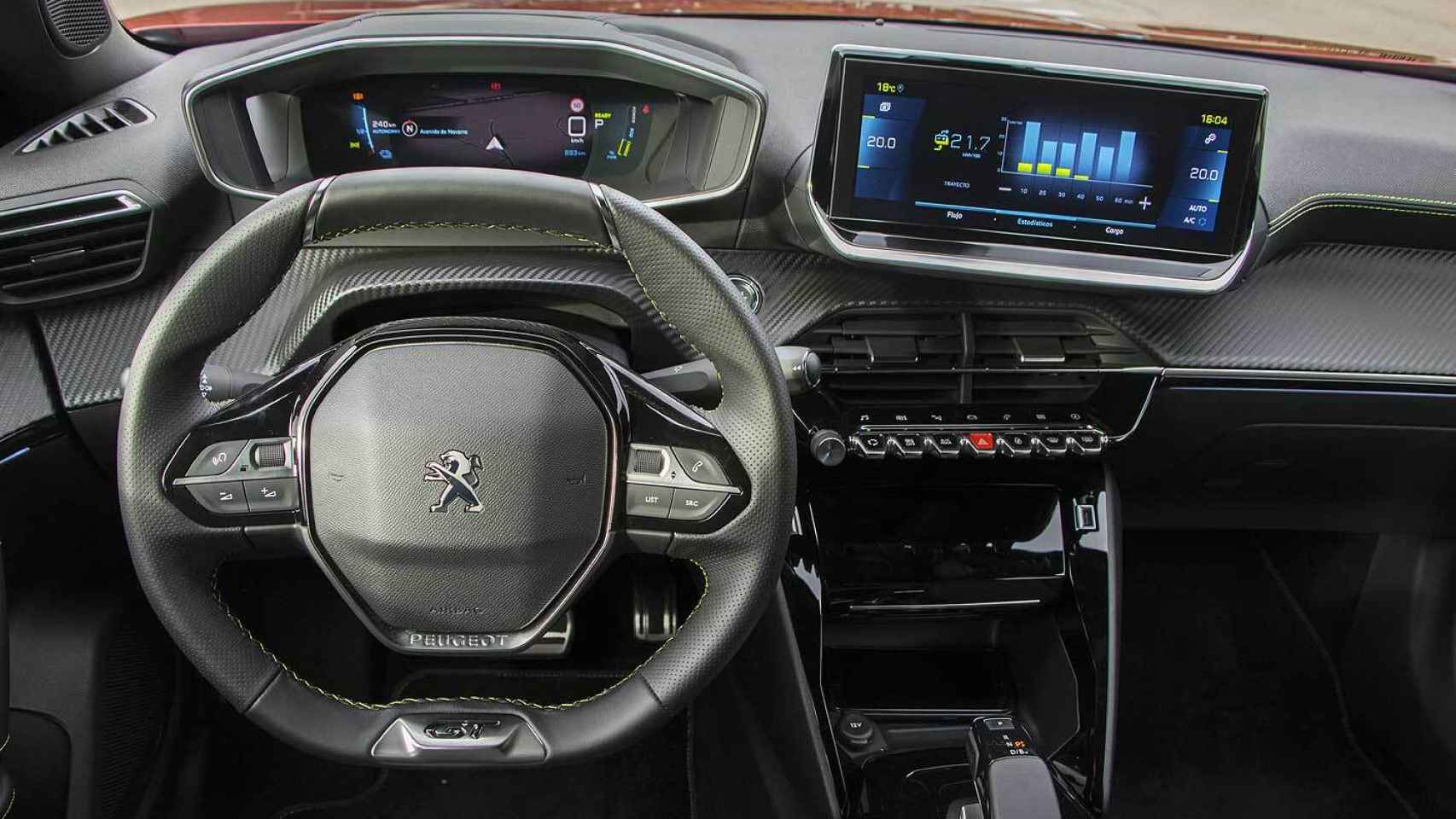 El interior del Peugeot e-2008 es particular por la situación del volante.