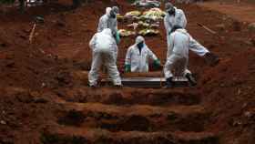 Sepultureros entierran cadáveres de fallecidos por Covid-19 en Sao Paulo, Brasil.