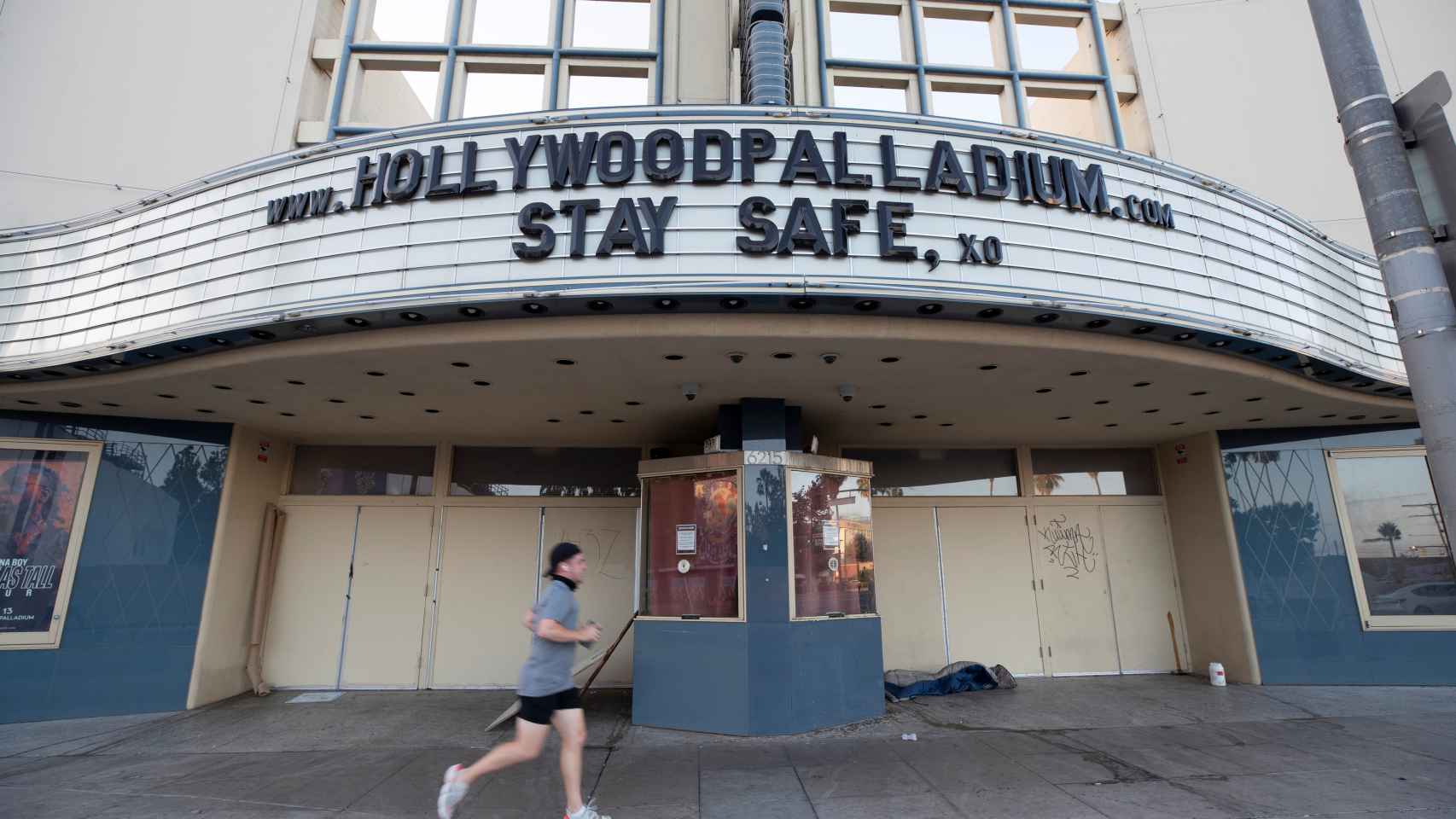 Un hombre hace deporte delante de la fachada del Hollywood Palladium, en Los Ángeles.