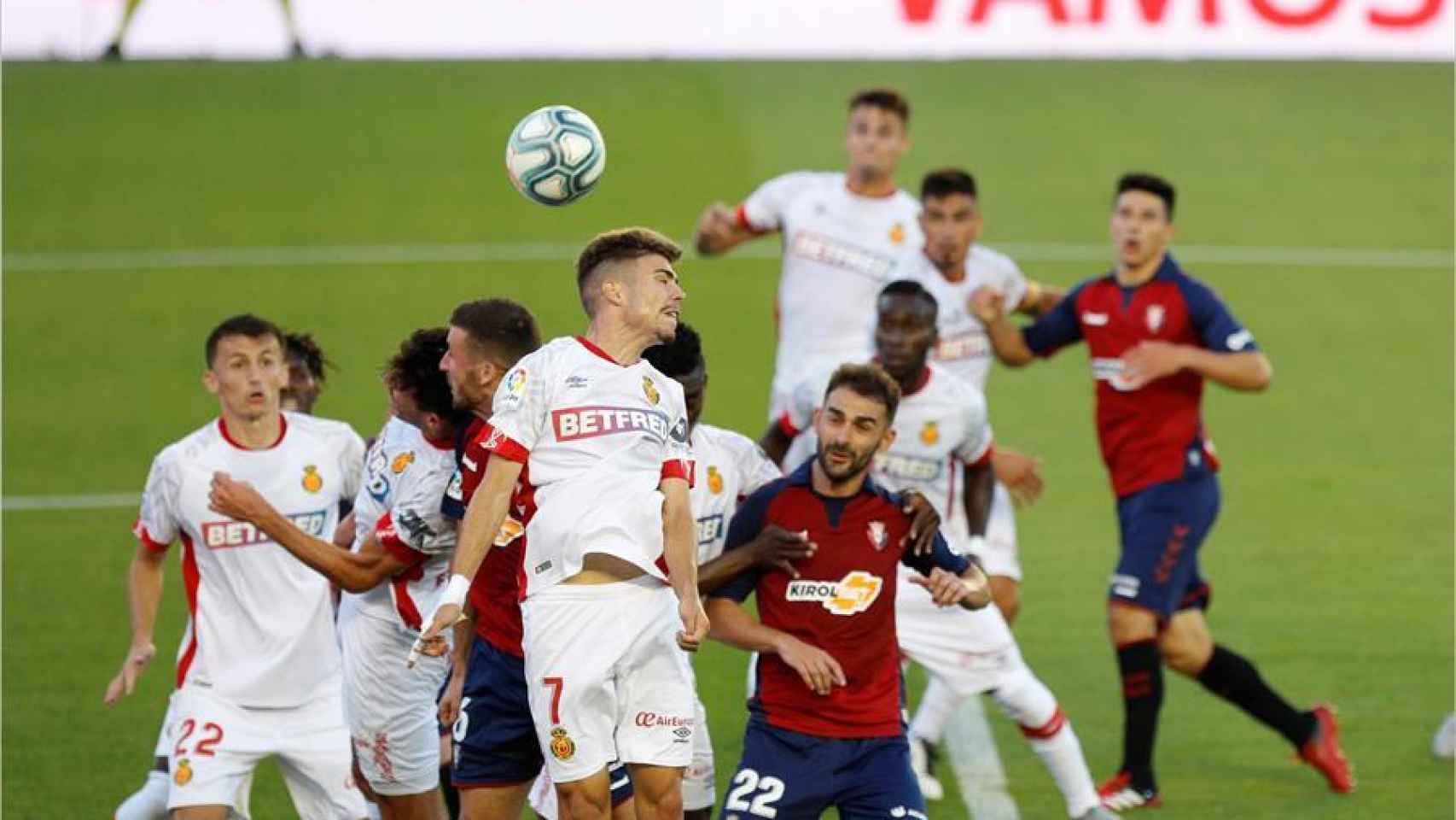 Los jugadores de Osasuna y Mallorca pelean un balón