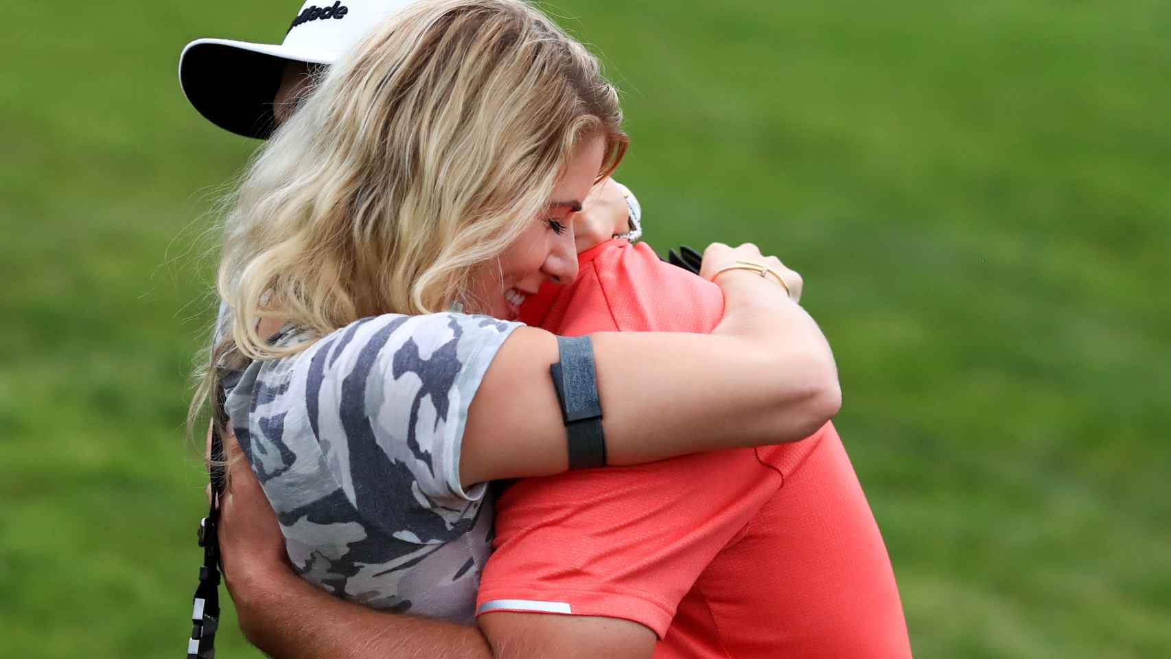 Jon Rahm se abraza con su mujer, Kelley Cahill, tras ganar The Memorial
