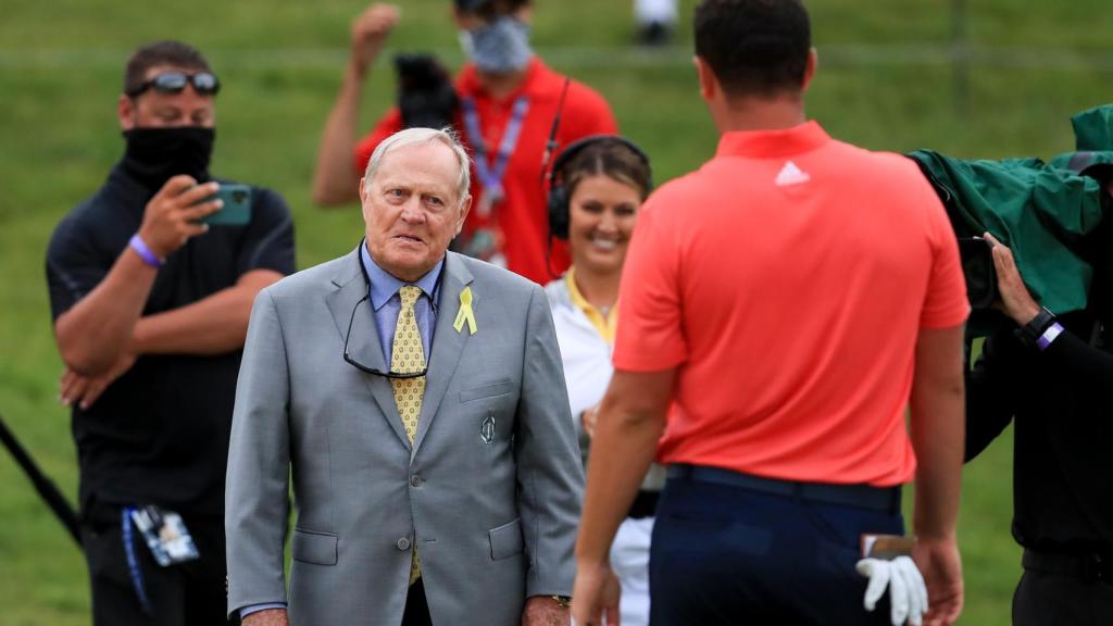 Jon Rahm se dirige hacia Jack Nicklaus para recibir su felicitación en The Memorial