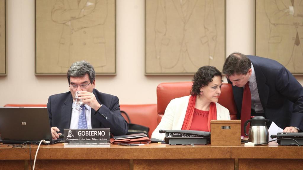 José Luis Escrivá y Magdalena Valerio, antes de la comparecencia del ministro en el Pacto de Toledo.